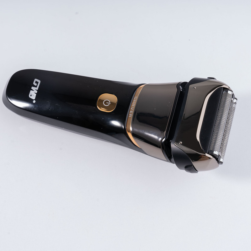 ماشین اصلاح موی صورت جی دبلیو مدل GW-9909، اصلاح به صورت صفر زن، نمایشگر وضعیت باتری، ضد آب، منبع انرژی با کابل USB، تکنولوژی اصلاح به صورت شیو فویلی، مدت زمان شارژ 120 دقیقه و مدت زمان استفاده پس از شارژ 80 دقیقه، به‌همراه کابل شارژ USB، محافظ، برس