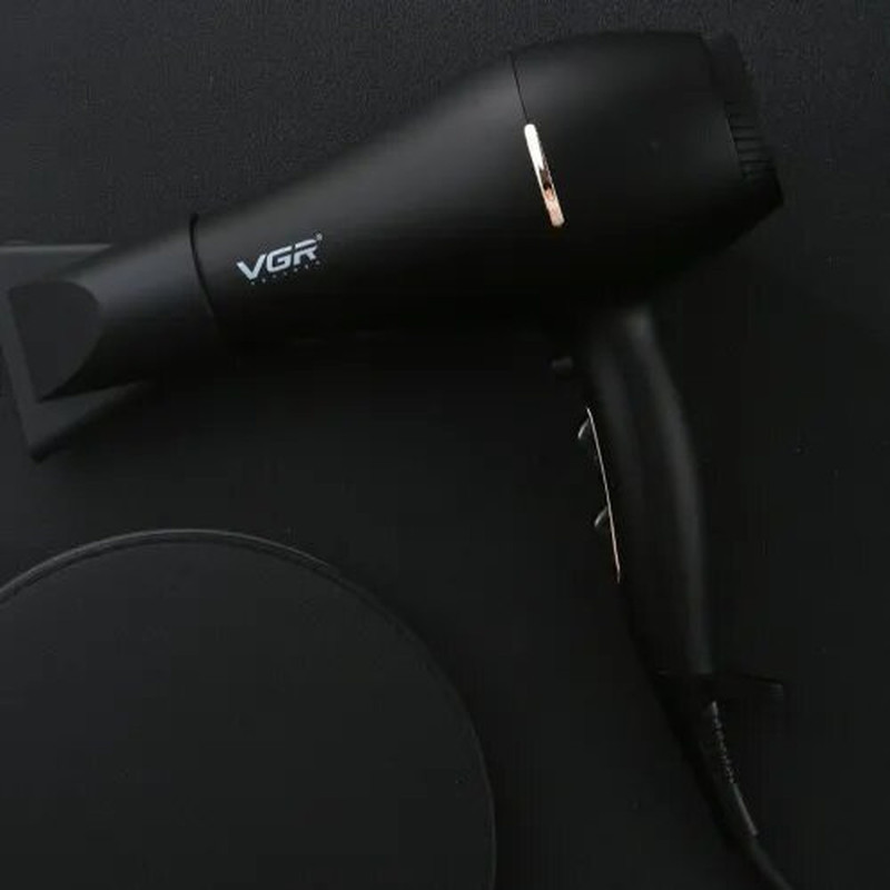 سشوار حرفه‌ای 2400 وات وی جی ار مدل V-450، موتور AC، وزن 950 گرم، دارای سری متمرکز‌کننده باریک، سری شانه‌دار با ویژگی صاف‌کنندگی، حجم‌دهندگی، با قابلیت باد سرد