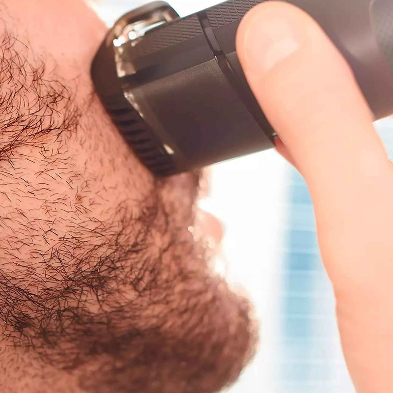 ماشین اصلاح موی صورت فیلیپس مدل BT520016 با تیغه‌های استیل ضدزنگ خود تیزشونده، طول اصلاح 0.4 تا 10 میلی‌متر، قابلیت استفاده با باتری و برق، شارژ USB یک ساعته و ضدآب با طراحی ارگونومیک و شانه قابل تنظیم دستی