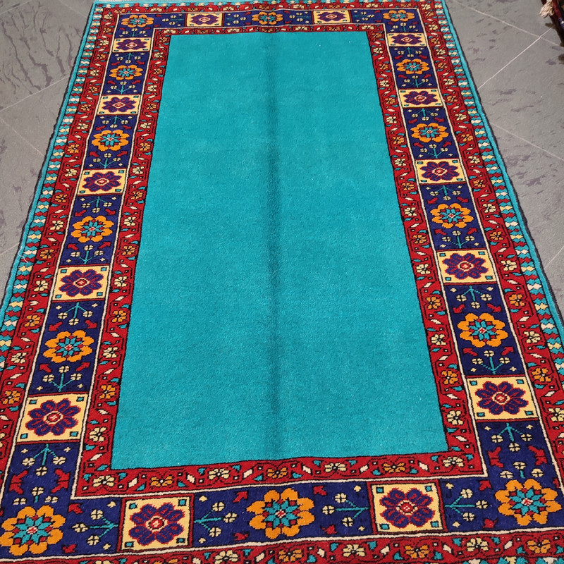 فرش دستباف یک و نیم متری طرح کف ساده مدل AA131