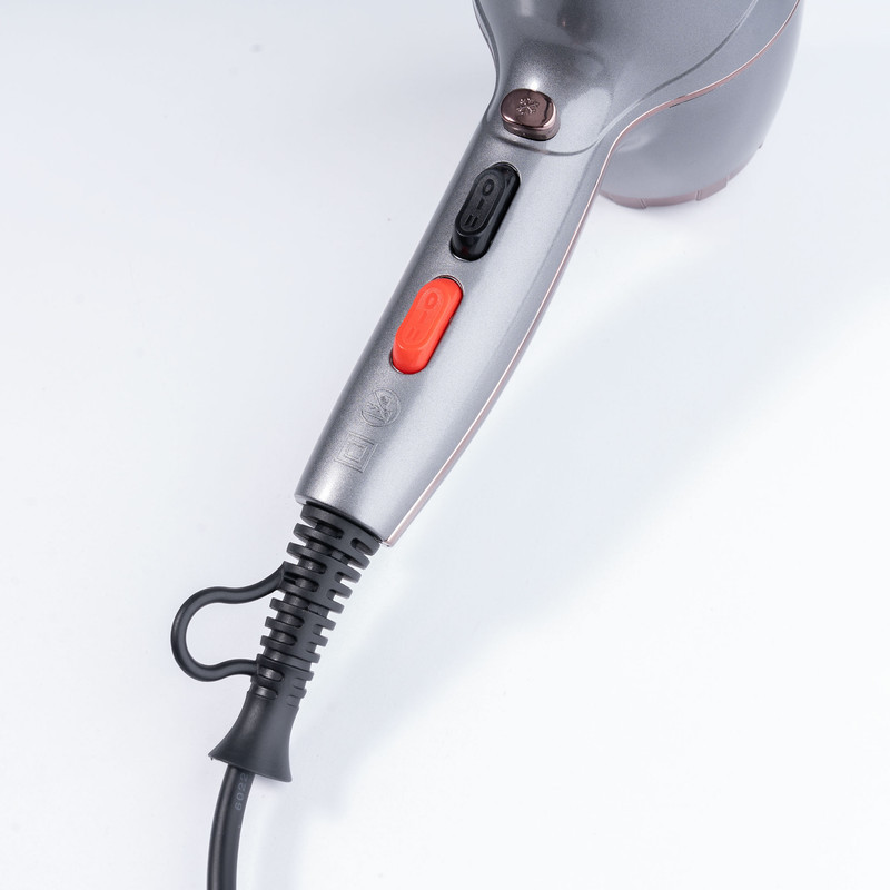 سشوار حرفه‌ای 2200 وات رومئو مدل RM-5858، موتور AC، وزن 450 گرم، المنت فلز، دارای سری متمرکز‌کننده باریک با ویژگی صاف‌کنندگی، حجم‌دهندگی، با قابلیت تنظیم دما، باد سرد