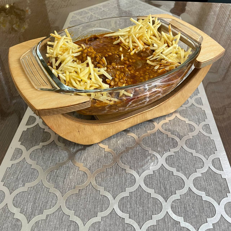 ظرف خورش خوری شیشه‌ای سایز بزرگ مدل وارمر دار کد 110 با پایه چوبی پلی‌وود ضدآب، مناسب سرو خورشت، سوپ و آش، قابل استفاده در مایکروویو، قابلیت گرم نگه‌داشتن غذا و امکان شست‌وشو با دست و ماشین ظرفشویی