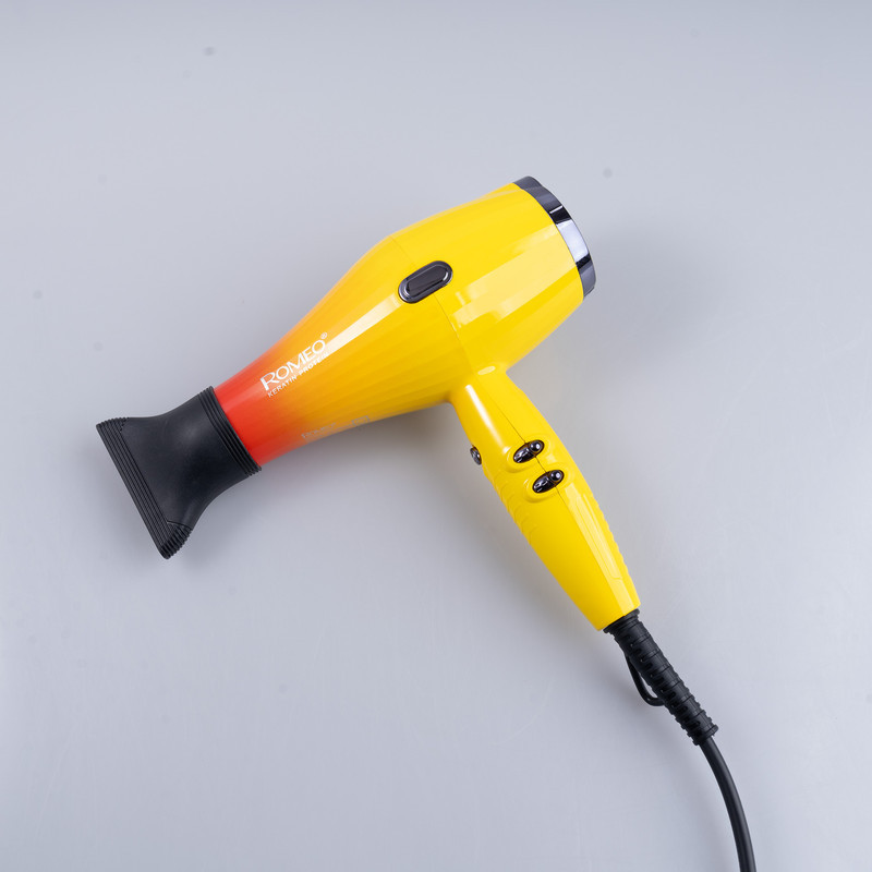 سشوار حرفه‌ای 2200 وات رومئو مدل RM-5151، موتور AC، وزن 682 گرم، دارای سری متمرکز‌کننده باریک با ویژگی صاف‌کنندگی، با قابلیت باد سرد، فناوری تولید یون