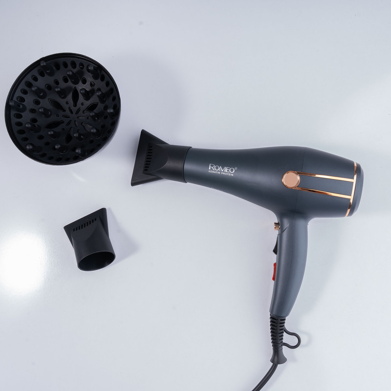 سشوار حرفه‌ای 2400 وات رومئو مدل RM-5050، موتور AC، وزن 450 گرم، المنت فلز، دارای سری متمرکز‌کننده باریک، متمرکز‌کننده پهن با ویژگی صاف‌کنندگی، حجم‌دهندگی، با قابلیت تنظیم دما، باد سرد