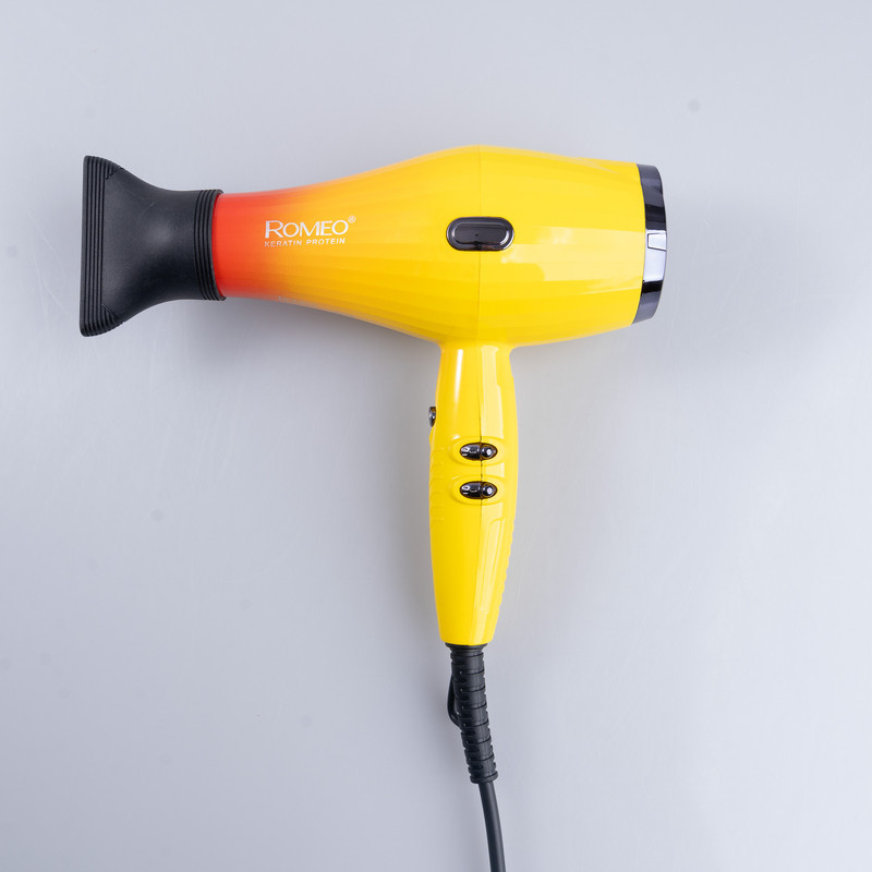 سشوار حرفه‌ای 2200 وات رومئو مدل RM-5151، موتور AC، وزن 682 گرم، دارای سری متمرکز‌کننده باریک با ویژگی صاف‌کنندگی، با قابلیت باد سرد، فناوری تولید یون