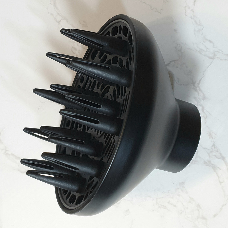 سشوار حرفه‌ای 2400 وات نیلادس مدل Keratin Studio، موتور AC، وزن 550 گرم، المنت سرامیک تورمالین، دارای سری دیسپانسر، متمرکز‌کننده باریک، متمرکز‌کننده پهن با ویژگی فرکنندگی، صاف‌کنندگی، حجم‌دهندگی، با قابلیت باد سرد، فناوری تولید یون، دسته ارگونومیک