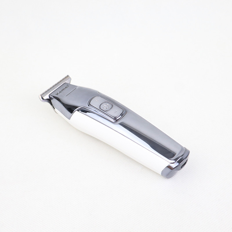 ماشین اصلاح موی سر و صورت کیمی مدل KM-5027 Professional با تیغه تیتانیوم پیشرفته، باتری لیتیوم یون 1400 میلی‌آمپر، شارژ تایپ‌سی، طراحی ارگونومیک و قابلیت استفاده خشک و مرطوب