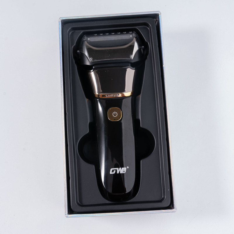 ماشین اصلاح موی صورت جی دبلیو مدل GW-9909، اصلاح به صورت صفر زن، نمایشگر وضعیت باتری، ضد آب، منبع انرژی با کابل USB، تکنولوژی اصلاح به صورت شیو فویلی، مدت زمان شارژ 120 دقیقه و مدت زمان استفاده پس از شارژ 80 دقیقه، به‌همراه کابل شارژ USB، محافظ، برس