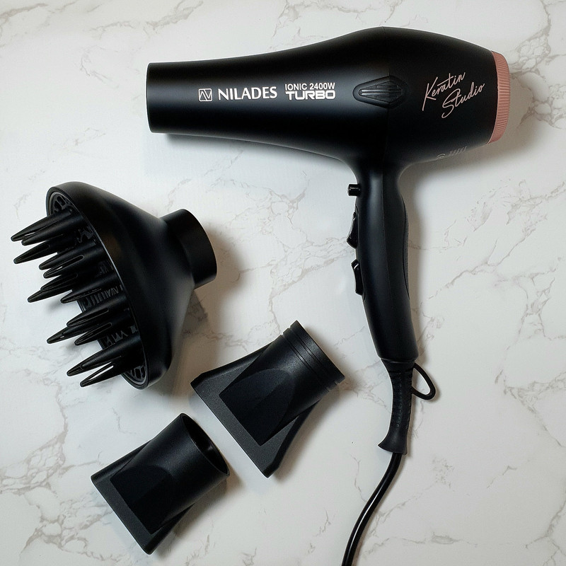 سشوار حرفه‌ای 2400 وات نیلادس مدل Keratin Studio، موتور AC، وزن 550 گرم، المنت سرامیک تورمالین، دارای سری دیسپانسر، متمرکز‌کننده باریک، متمرکز‌کننده پهن با ویژگی فرکنندگی، صاف‌کنندگی، حجم‌دهندگی، با قابلیت باد سرد، فناوری تولید یون، دسته ارگونومیک