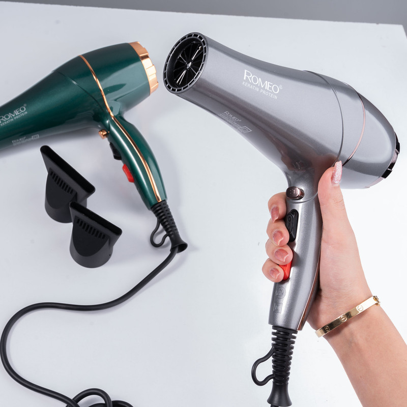 سشوار حرفه‌ای 2200 وات رومئو مدل RM-5858، موتور AC، وزن 450 گرم، المنت فلز، دارای سری متمرکز‌کننده باریک با ویژگی صاف‌کنندگی، حجم‌دهندگی، با قابلیت تنظیم دما، باد سرد