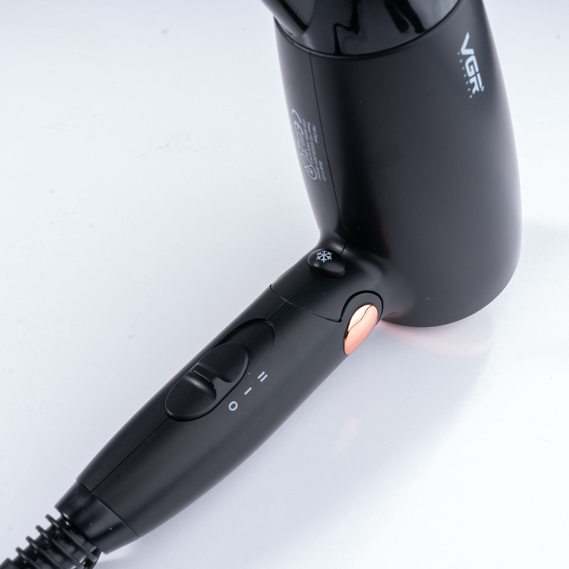 سشوار مسافرتی 1600 وات وی جی ار مدل V-439، موتور DC، وزن 300 گرم، المنت فلز، دارای سری متمرکز‌کننده باریک با ویژگی حجم‌دهندگی، با قابلیت باد سرد