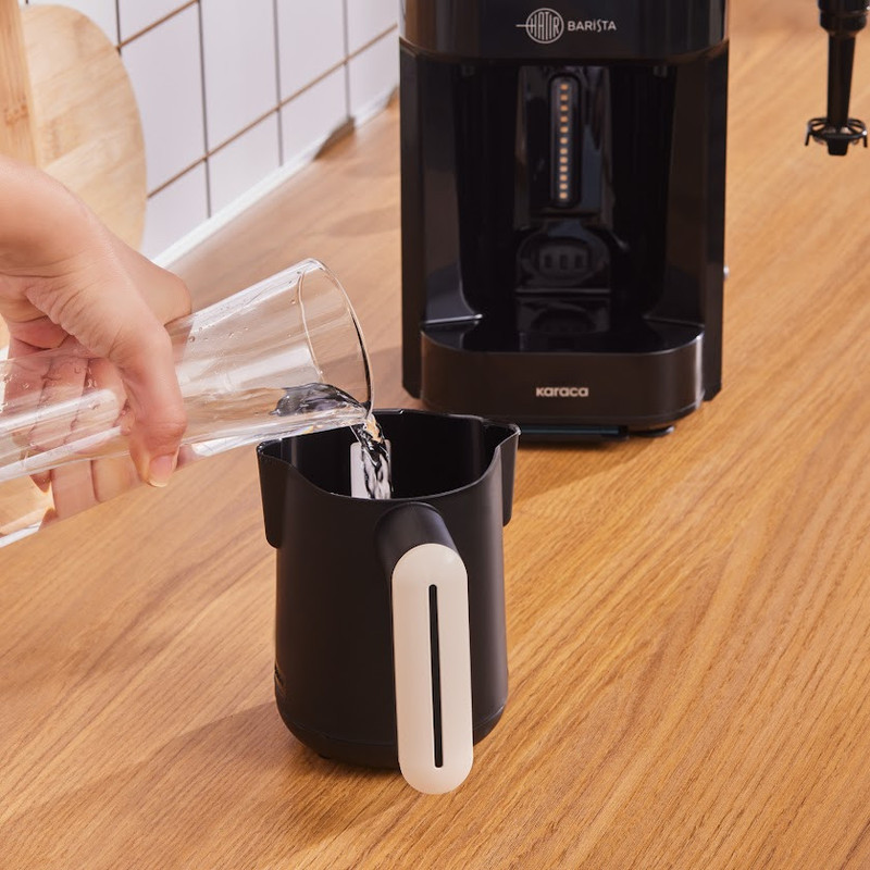 قهوه‌ساز کاراجا مدل Barista Türk، ظرفیت دم‌آوری پنج فنجان با فیلتر الیافی، دارای کف ساز شیر