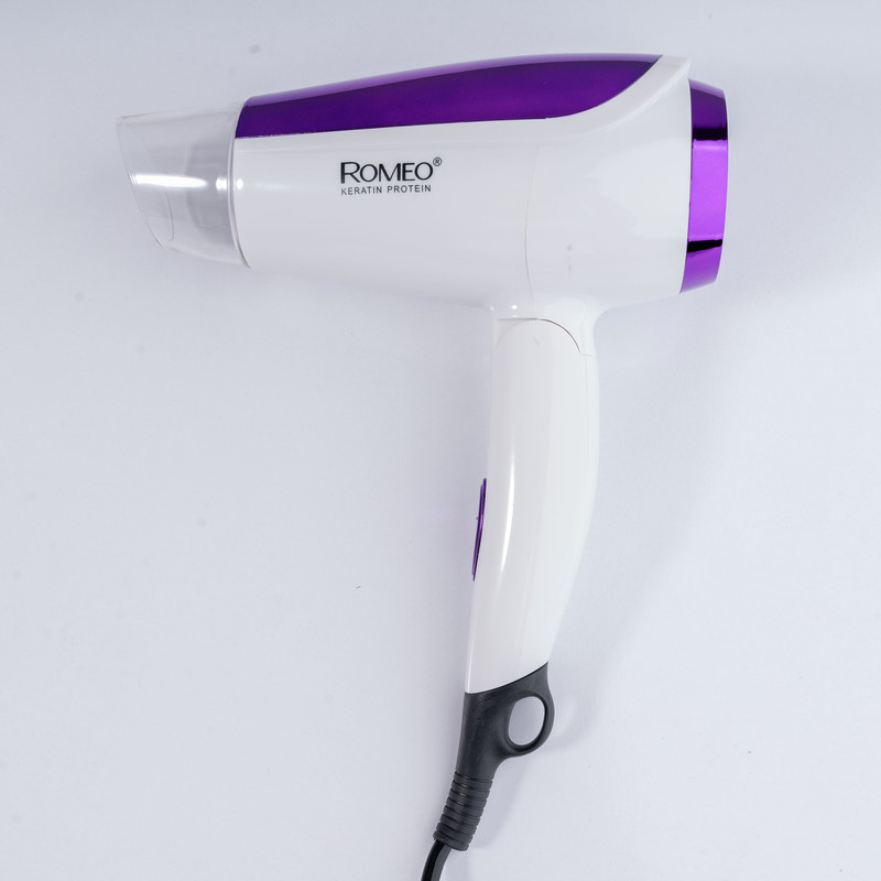 سشوار مسافرتی 1800 وات رومئو مدل RM-5959، موتور AC، وزن 350 گرم، المنت فلز، دارای سری متمرکز‌کننده پهن با ویژگی صاف‌کنندگی، با قابلیت تنظیم دما