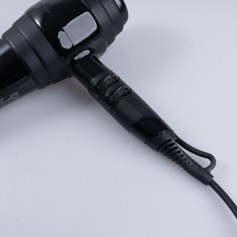 سشوار حرفه‌ای 2400 وات رومئو مدل RM-5252، موتور AC، وزن 682 گرم، دارای سری متمرکز‌کننده باریک با ویژگی صاف‌کنندگی، با قابلیت فناوری تولید یون