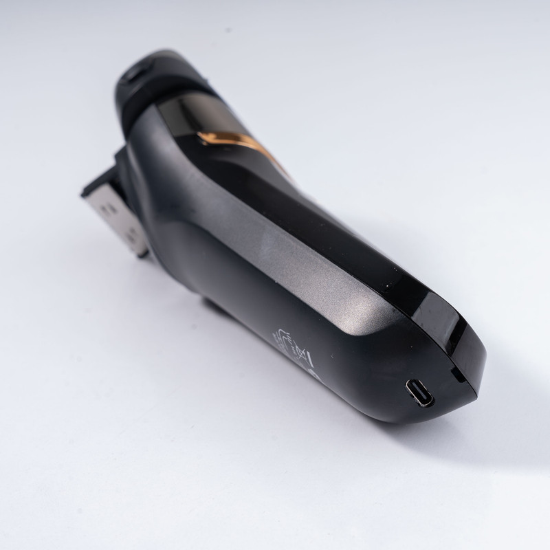 ماشین اصلاح موی صورت جی دبلیو مدل GW-9909، اصلاح به صورت صفر زن، نمایشگر وضعیت باتری، ضد آب، منبع انرژی با کابل USB، تکنولوژی اصلاح به صورت شیو فویلی، مدت زمان شارژ 120 دقیقه و مدت زمان استفاده پس از شارژ 80 دقیقه، به‌همراه کابل شارژ USB، محافظ، برس
