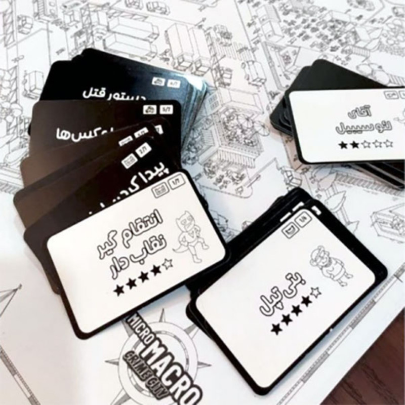 بازی فکری معمایی میکرو ماکرو مدل مرگ، درجه سختی متوسط، مناسب 12 سال به بالا، قابلیت بازی انفرادی و گروهی 1 تا 4 نفر، شامل نقشه 100×70 سانتی‌متر، 120 کارت ماموریت و 16 پاکت پرونده