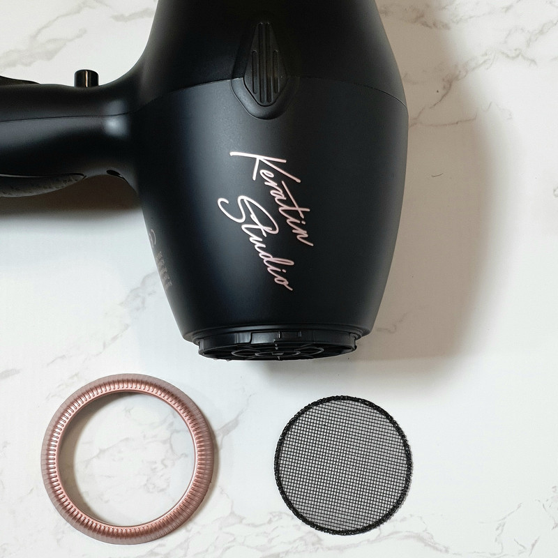 سشوار حرفه‌ای 2400 وات نیلادس مدل Keratin Studio، موتور AC، وزن 550 گرم، المنت سرامیک تورمالین، دارای سری دیسپانسر، متمرکز‌کننده باریک، متمرکز‌کننده پهن با ویژگی فرکنندگی، صاف‌کنندگی، حجم‌دهندگی، با قابلیت باد سرد، فناوری تولید یون، دسته ارگونومیک
