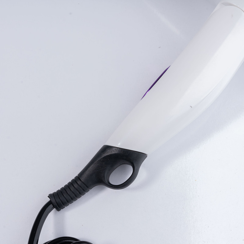 سشوار مسافرتی 1800 وات رومئو مدل RM-5959، موتور AC، وزن 350 گرم، المنت فلز، دارای سری متمرکز‌کننده پهن با ویژگی صاف‌کنندگی، با قابلیت تنظیم دما