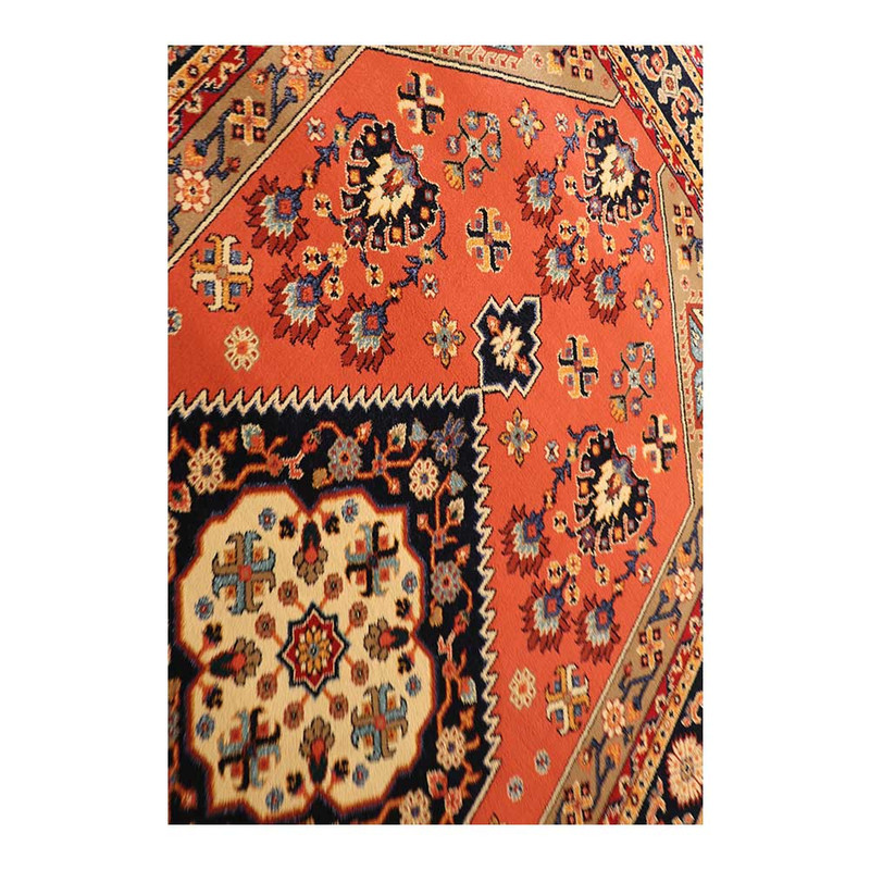 فرش ماشینی 320 شانه زمینه مسی حاشیه سرمه ای مدل ستاره کویر یزد کلکسیون شاهسون کد SH-B005-5039