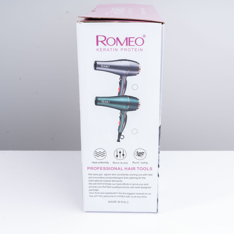 سشوار حرفه‌ای 2200 وات رومئو مدل RM-5858، موتور AC، وزن 450 گرم، المنت فلز، دارای سری متمرکز‌کننده باریک با ویژگی صاف‌کنندگی، حجم‌دهندگی، با قابلیت تنظیم دما، باد سرد