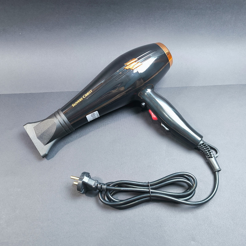 سشوار حرفه‌ای سیلور کرست مدل SC-D014 با موتور AC 3000 وات، فناوری تولید یون، تنظیم دما در 3 حالت و سرعت در 2 حالت، دارای نازل متمرکزکننده و 2 شانه، کابل 1.5 متری و چرخان 360 درجه