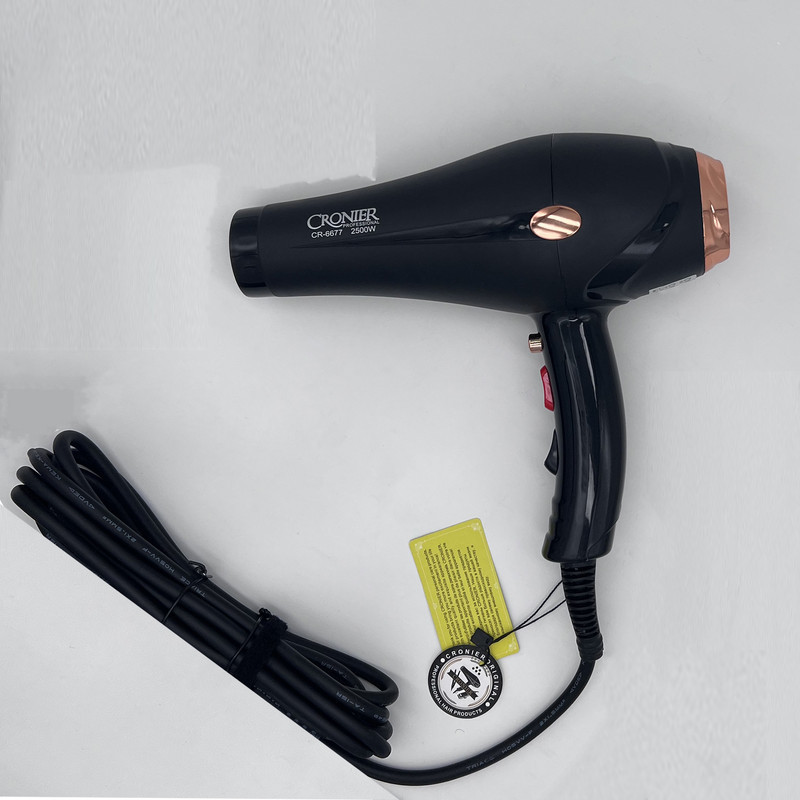 سشوار خانگی 2500 وات کرونر مدل CR-6677، موتور AC، وزن 540 گرم، دارای سری متمرکز‌کننده باریک، متمرکز‌کننده پهن با ویژگی صاف‌کنندگی، حجم‌دهندگی، با قابلیت فناوری تولید یون