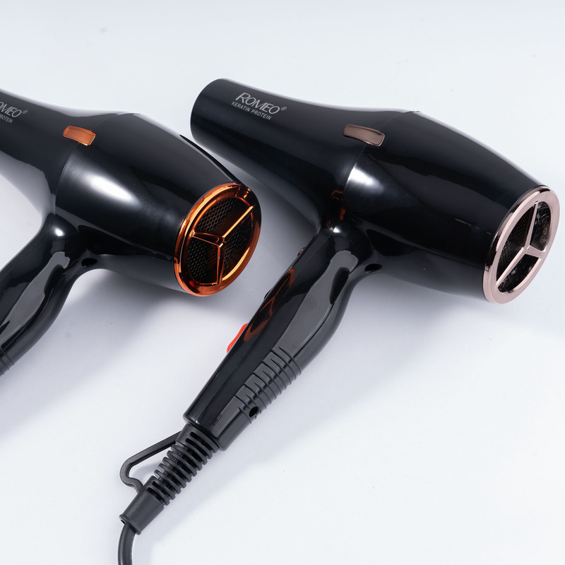 سشوار حرفه‌ای 2400 وات رومئو مدل RM-5757، موتور AC، وزن 500 گرم، المنت فلز، دارای سری متمرکز‌کننده باریک با ویژگی صاف‌کنندگی، حجم‌دهندگی، با قابلیت تنظیم دما