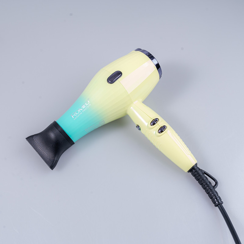سشوار حرفه‌ای 2200 وات رومئو مدل RM-5151، موتور AC، وزن 682 گرم، دارای سری متمرکز‌کننده باریک با ویژگی صاف‌کنندگی، با قابلیت باد سرد، فناوری تولید یون