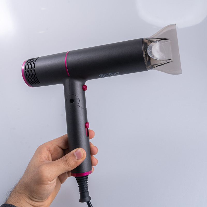 سشوار حرفه‌ای 2000 وات رومئو مدل RM-5656، موتور AC، وزن 600 گرم، المنت سرامیک تورمالین، دارای سری متمرکز‌کننده باریک با ویژگی صاف‌کنندگی، با قابلیت باد سرد