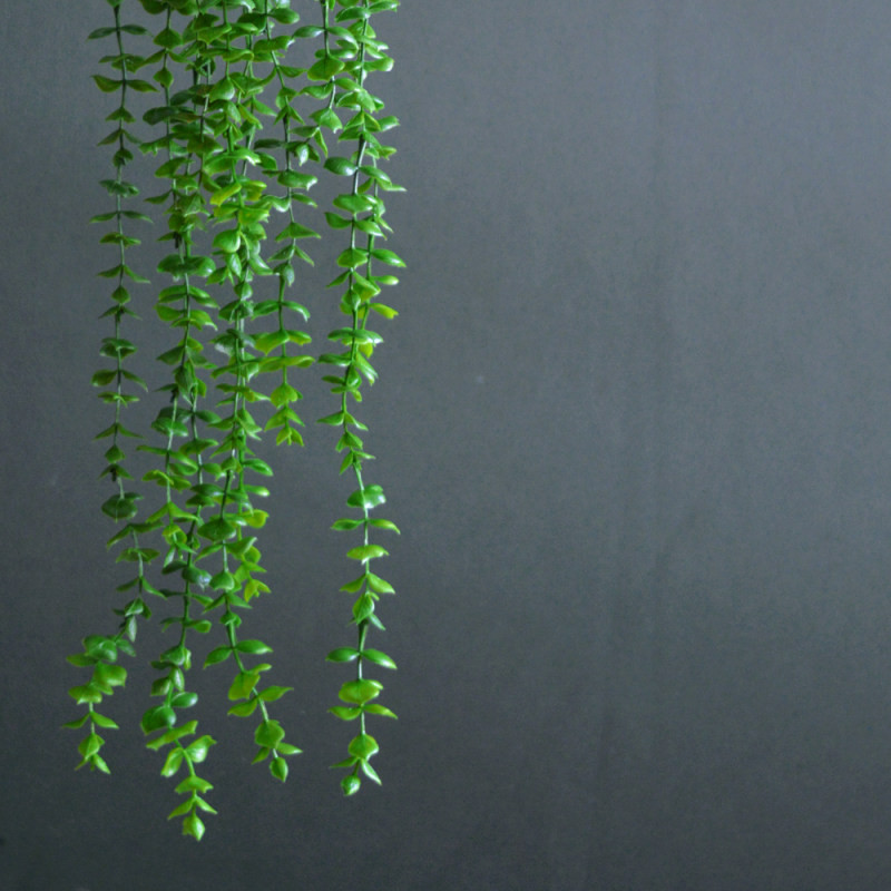 گل مصنوعی آویزی با ابعاد 11×11×20 سانتی‌متر و وزن 100 گرم