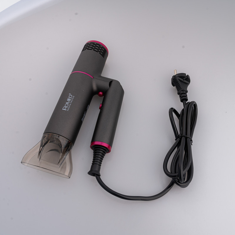 سشوار حرفه‌ای 2000 وات رومئو مدل RM-5656، موتور AC، وزن 600 گرم، المنت سرامیک تورمالین، دارای سری متمرکز‌کننده باریک با ویژگی صاف‌کنندگی، با قابلیت باد سرد