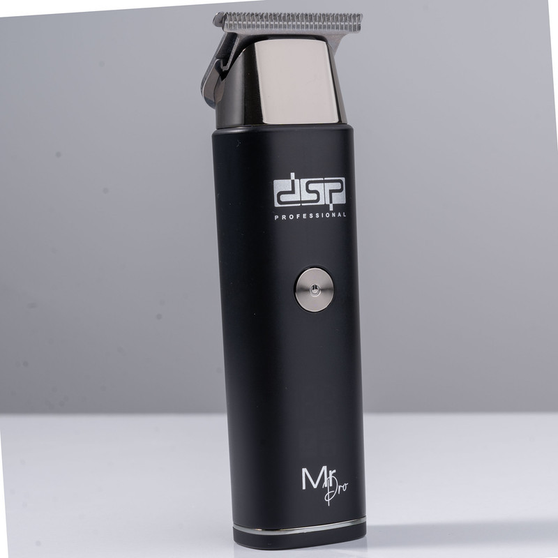 ماشین اصلاح موی سر و صورت دی اس پی مدل 91095 با تیغه استیل ضدزنگ، موتور 6700 دور در دقیقه، باتری لیتیومی 600mAh، شارژ و استفاده 120 دقیقه‌ای، صفحه نمایش شارژ و عملکرد توربو همراه با 3 شانه 1.5، 3 و 4.5 میلی‌متری