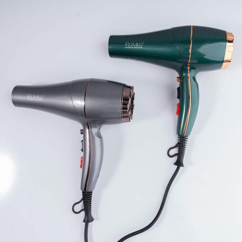 سشوار حرفه‌ای 2200 وات رومئو مدل RM-5858، موتور AC، وزن 450 گرم، المنت فلز، دارای سری متمرکز‌کننده باریک با ویژگی صاف‌کنندگی، حجم‌دهندگی، با قابلیت تنظیم دما، باد سرد