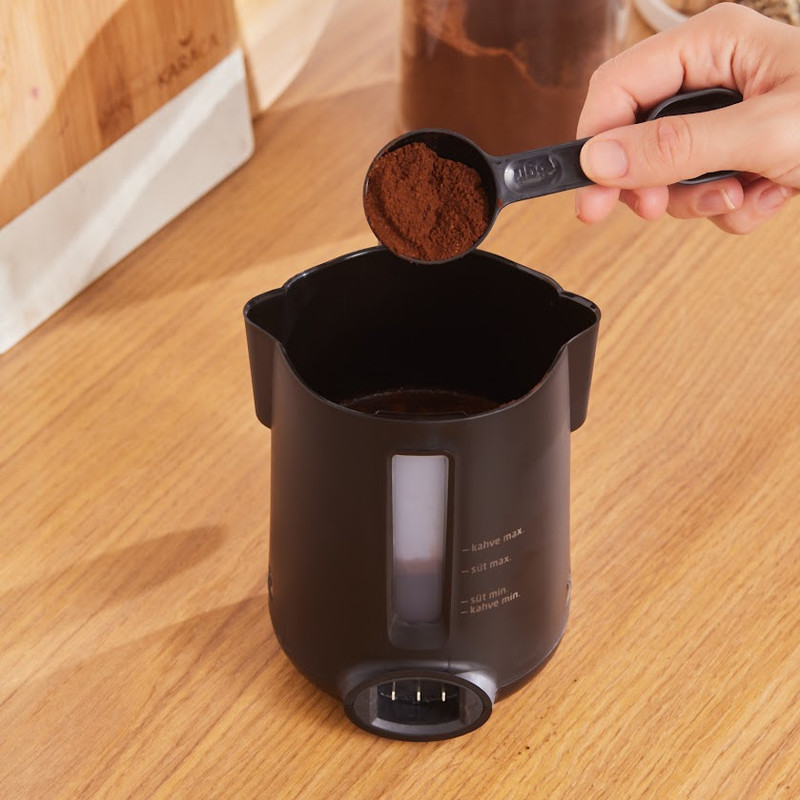 قهوه‌ساز کاراجا مدل Barista Türk، ظرفیت دم‌آوری پنج فنجان با فیلتر الیافی، دارای کف ساز شیر