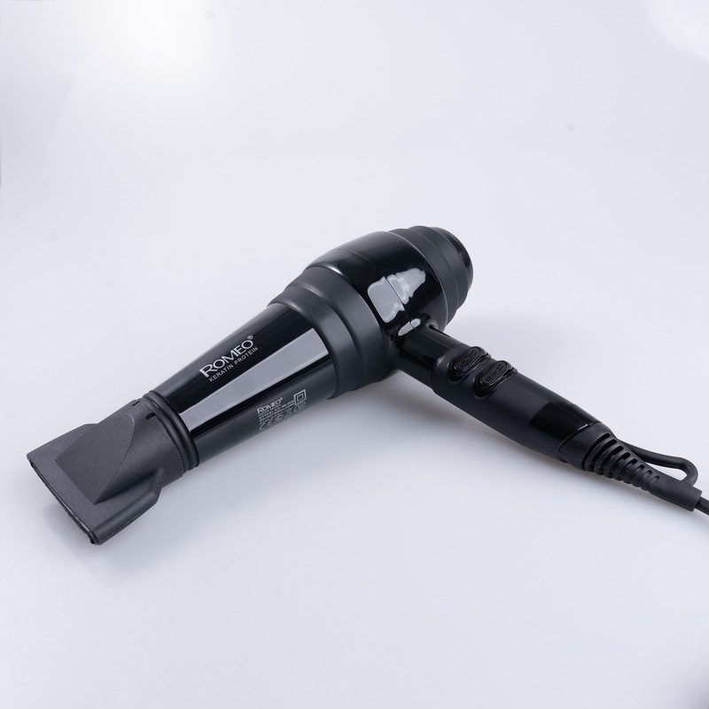 سشوار حرفه‌ای 2400 وات رومئو مدل RM-5252، موتور AC، وزن 682 گرم، دارای سری متمرکز‌کننده باریک با ویژگی صاف‌کنندگی، با قابلیت فناوری تولید یون
