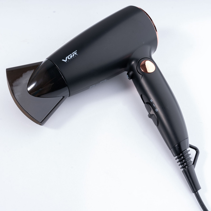 سشوار مسافرتی 1600 وات وی جی ار مدل V-439، موتور DC، وزن 300 گرم، المنت فلز، دارای سری متمرکز‌کننده باریک با ویژگی حجم‌دهندگی، با قابلیت باد سرد