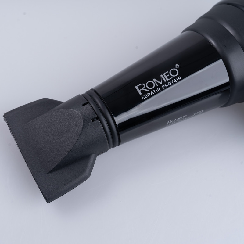 سشوار حرفه‌ای 2400 وات رومئو مدل RM-5252، موتور AC، وزن 682 گرم، دارای سری متمرکز‌کننده باریک با ویژگی صاف‌کنندگی، با قابلیت فناوری تولید یون