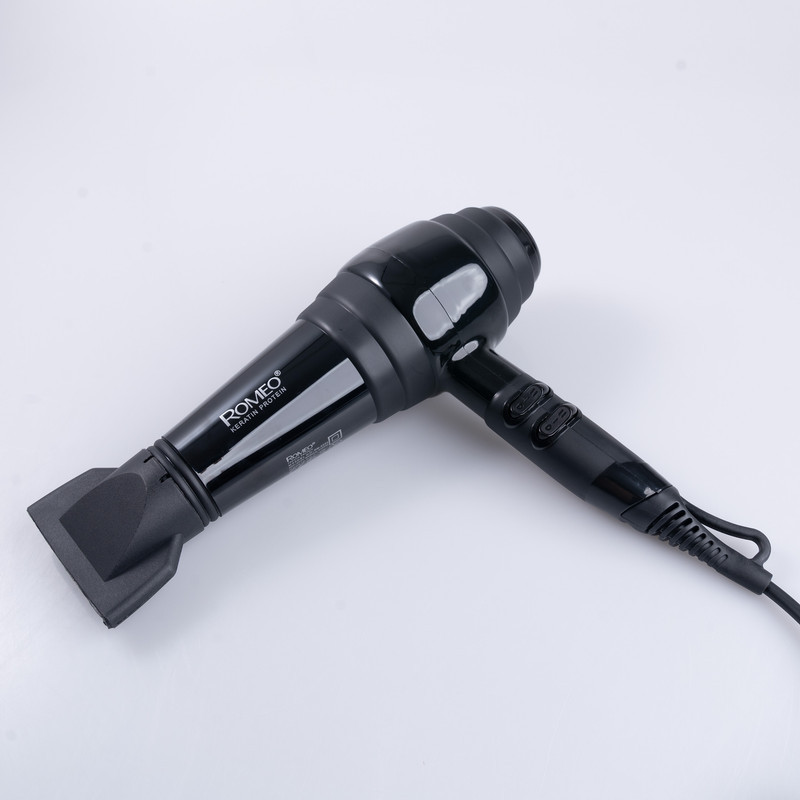 سشوار حرفه‌ای 2400 وات رومئو مدل RM-5252، موتور AC، وزن 682 گرم، دارای سری متمرکز‌کننده باریک با ویژگی صاف‌کنندگی، با قابلیت فناوری تولید یون