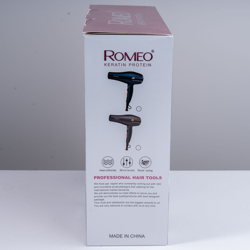 سشوار حرفه‌ای 2400 وات رومئو مدل RM-5050، موتور AC، وزن 450 گرم، المنت فلز، دارای سری متمرکز‌کننده باریک، متمرکز‌کننده پهن با ویژگی صاف‌کنندگی، حجم‌دهندگی، با قابلیت تنظیم دما، باد سرد