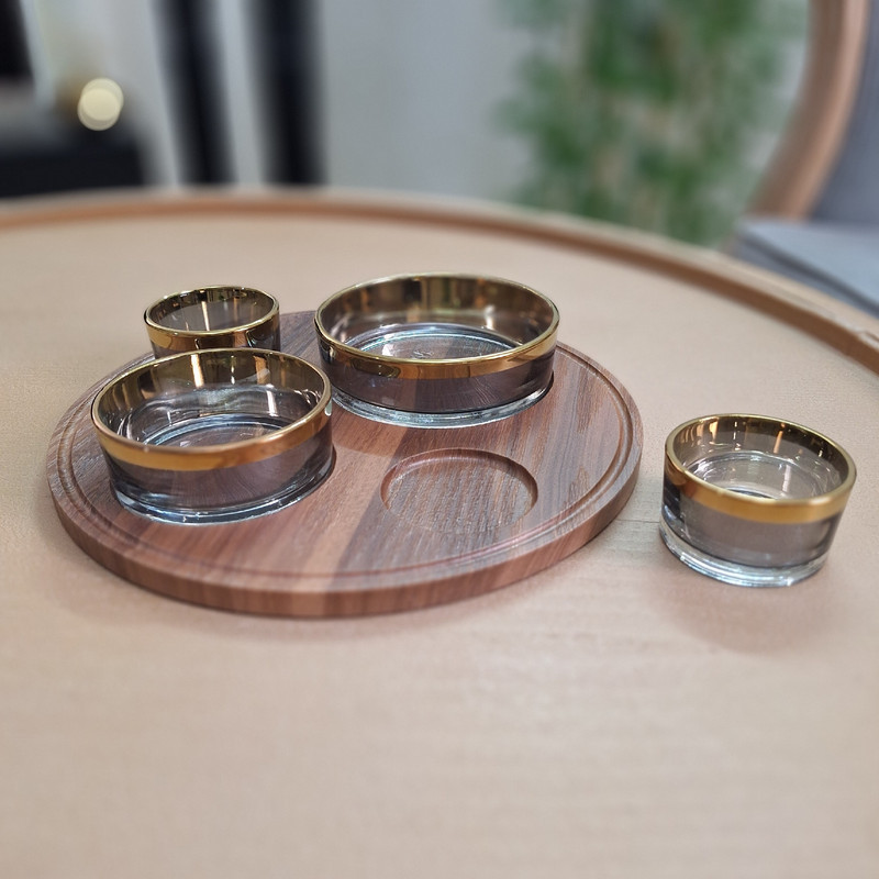 اردورخوری چهار عددی مدل W1420 با سینی چوبی قطر 28.5 سانتی‌متر، کاسه‌های کریستالی در اندازه‌های متنوع، طراحی دایره‌ای، ساخت ایران و شست‌وشو دستی