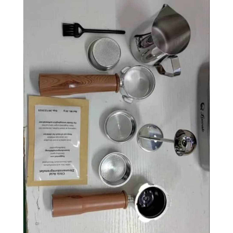 اسپرسو ساز نیمه‌صنعتی 1.5 لیتری لواک مدل CM350، نیمه اتوماتیک با مصرف پودر قهوه، مناسب تهیه اسپرسو، کاپوچینو، موکا و امریکانو، دارای یک عدد نازل قهوه و سیستم گرم کردن فنجان