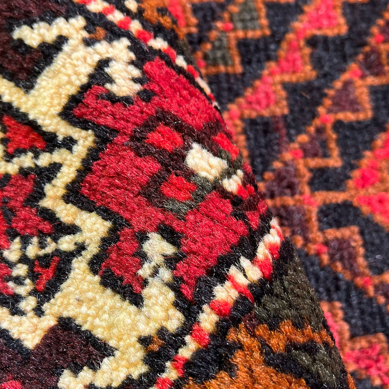 فرش دستبافت سه متری کناره طرح بلوچ زمینه قرمز کد NKP.RJ21